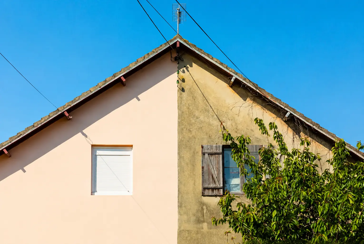 Avant/après ravalement de façade, pignon de maison rénové et dégradé
