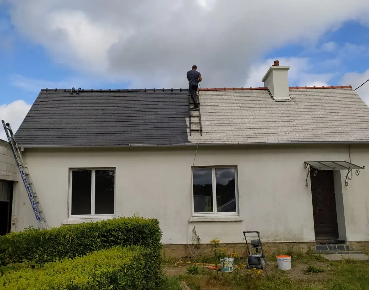 Équipe RENOV TOITURE 22 en intervention sur un toit en ardoise à Plouisy (22)