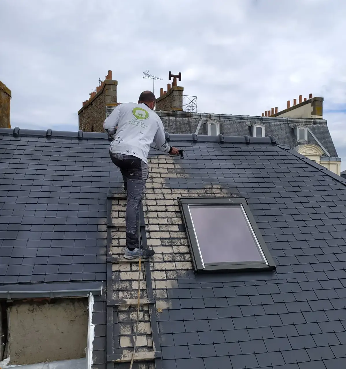 Couvreur RENOV TOITURE 22 au travail sur une toiture en ardoise à Saint-Brieuc