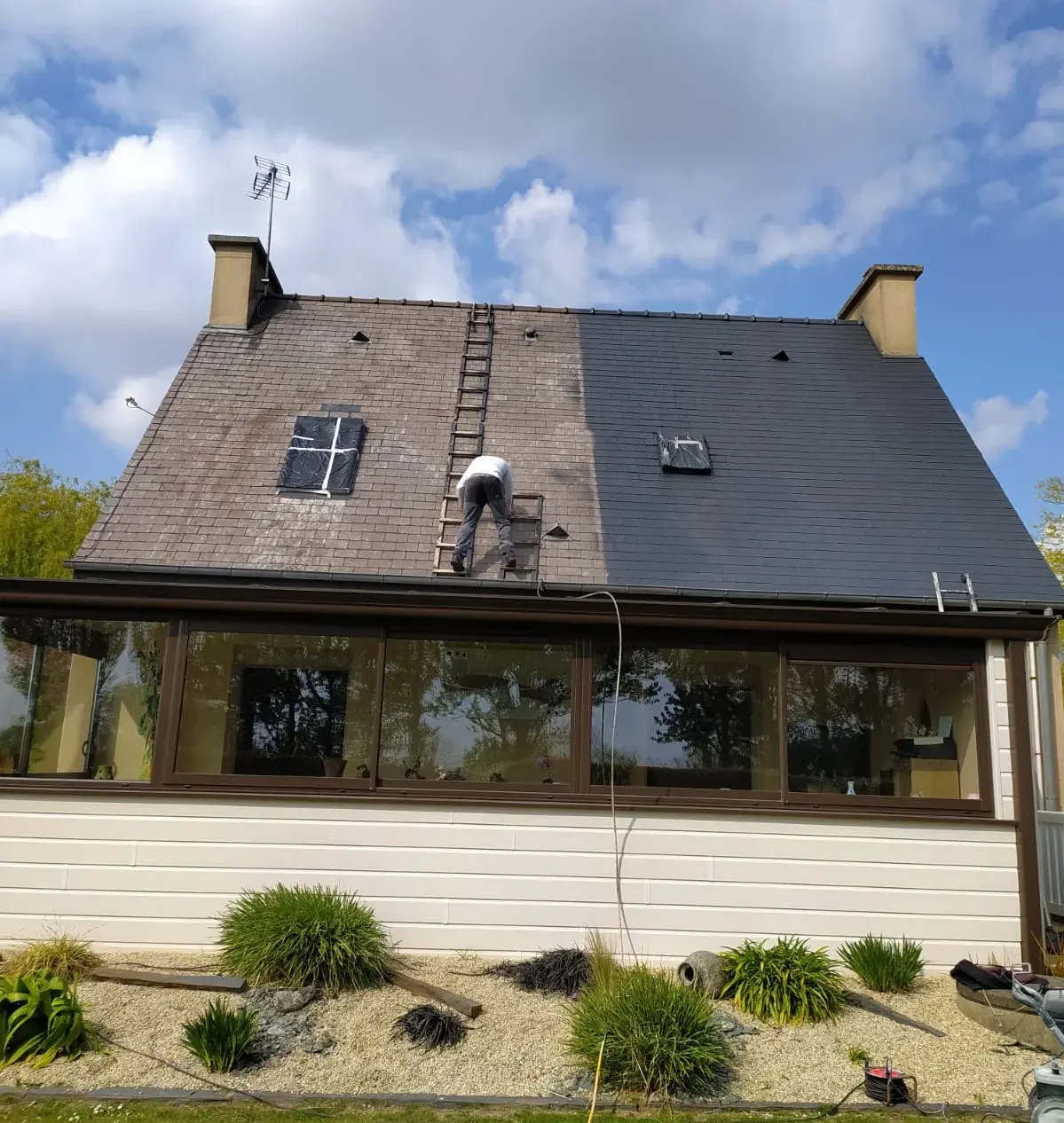 Couvreur RENOV TOITURE 22 intervenant près d'une fenêtre de toit dans les Côtes-d'Armor (22)