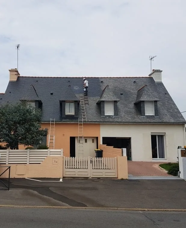 Nettoyage de toiture en ardoise par un couvreur (Côtes-d'Armor 22)