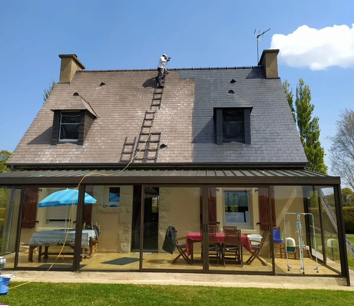 Application de peinture de toiture au pistolet airless par un couvreur à Plouisy (22)