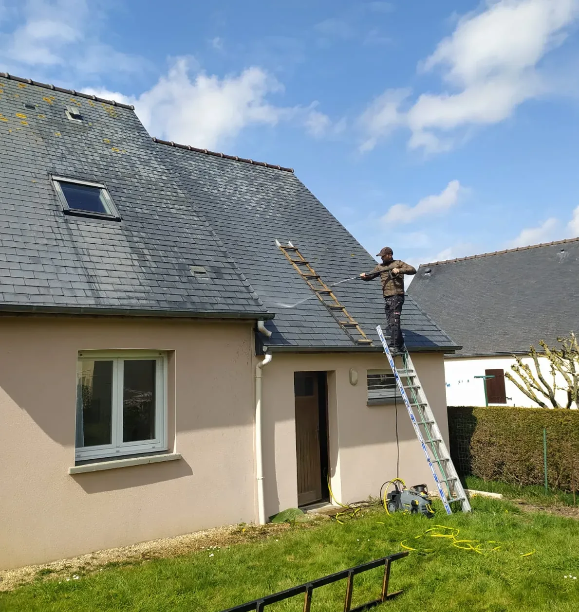 Avant/après nettoyage complet d'une toiture en ardoise à Saint-Brieuc par RENOV TOITURE 22